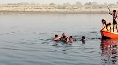 मथुरा: जुगल घाट पर यमुना स्नान के दौरान गहरे पानी में डूबे 2 भाई, एक को नाविकों ने बचाया दूसरे की हुई मौत