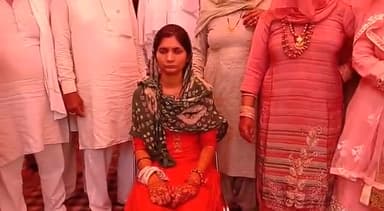 पूर्व जिला प्रमुख #भाई_राजबीर_फरटिया की कन्या शगुन मुहीम के तहत #टीम_राजबीर_फरटिया गांव हरियावास में श्योराण परिवार में बिन माॅं की पुत्री सोनम की शादी में #इक्यावन_हजार_रुपए कन्या शगुन भेंट कर अपना आशीर्वाद प्रदान करते हुए।