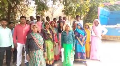 अमरोहा: गांव रखेड़ा में विवाहिता की हत्या करने वाले आरोपियों की गिरफ्तारी की मांग को लेकर ग्रामीणों ने SP कार्यालय पर किया प्रदर्शन