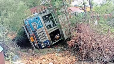 भिंड नगर: ग्वालियर-भिंड रोड पर मेहगांव से पहले चालक को झपकी आने से कंटेनर हाईवे किनारे पलटा, हादसे में चालक मामूली रूप से घायल