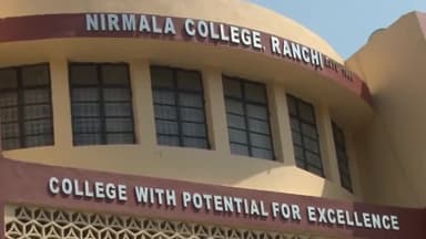 कांके: निर्मला कॉलेज में बतौर असिस्टेंट प्रोफेसर कार्यरत डॉ. अंजना को बर्खास्त किए जाने पर छात्रों ने किया विरोध