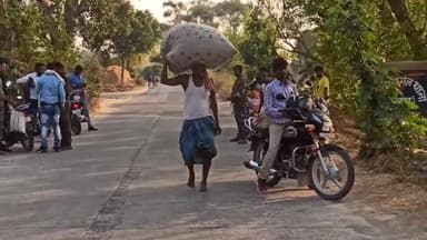 मोहम्मदगंज: मोहम्मदगंज पुलिस ने थाना मोड़ के पास चलाया वाहन चेकिंग अभियान, चार मोटरसाइकिलों को किया जब्त