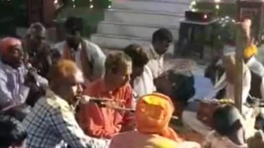 डलमऊ: टिकैतगंज मोहल्ले में स्थित राधाकृष्ण मंदिर में निवर्तमान नगर पंचायत अध्यक्ष की अगुवाई में फाग का हुआ आयोजन