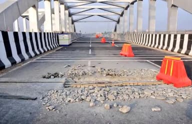 #AnpadhPM Modi के “भ्रष्टाचार” की जीती जागती मिसाल!

मोदी ने 2 दिन पहले ही उद्घाटन किया था।

📍Bengaluru-Mysuru Expressway