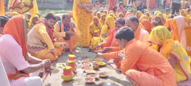 महमूदाबाद: विष्णु महायज्ञ एवं श्रीमद् भागवत कथा पर मवासेपुर गांव में निकाली गई कलश यात्रा, हुआ कलश पूजन