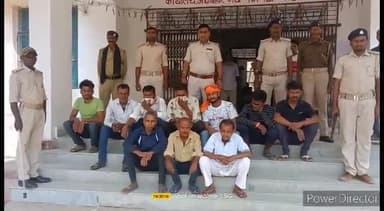 कहरा: उत्पाद पुलिस ने जिले के विभिन्न क्षेत्रों में छापेमारी कर 2 कारोबारियों व 8 शराबियों सहित 10 लोगों को किया गिरफ्तार