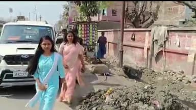 बेतिया: महापौर गरिमा देवी सिकारिया और आईएएस अधिकारी शिवाक्षी दीक्षित ने एमजेके कॉलेज के पास मुख्य नाले का किया निरीक्षण