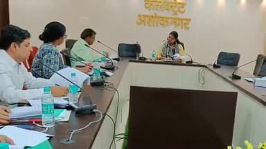 अशोक नगर: कलेक्ट्रेट सभाकक्ष में कलेक्‍टर की अध्‍यक्षता में जिला मूल्यांकन समिति की बैठक हुई आयोजित