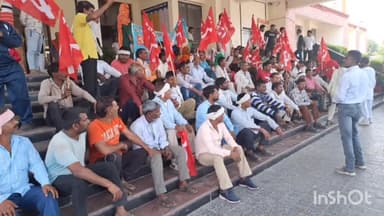 पलवल: सरकार से नाराज ग्रामीण सफाई कर्मचारी यूनियन ने जिला मुख्यालय पलवल पर किया प्रदर्शन