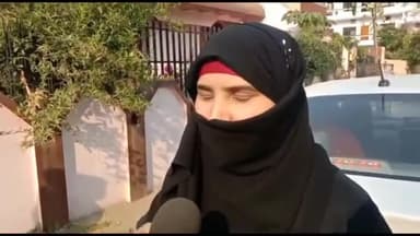 प्रयागराज: उमेश पाल हत्याकांड के आरोपी अशरफ की पत्नी ने राजापुर में मीडिया से की बात, बोली- उसके पति की जान खतरे में