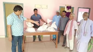 बरारी: प्रखंड क्षेत्र में जूट की खेती को बढ़ावा देने को लेकर ई-किसान भवन में 10 किसानों के बीच बीज का किया गया वितरण