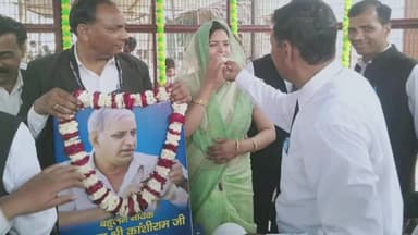 हाथरस: हाथरस न्यायालय परिसर में अधिवक्ताओं ने केक काटकर मनाया कांशीराम का जन्मदिन