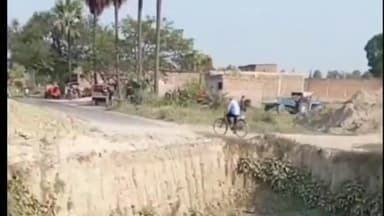 पारू: विशुनपुर सरैया धरफरी मुख्य मार्ग पर पुल निर्माण के लिए खोदे गए गड्ढे में गिरकर दो बाइक सवार हुए घायल