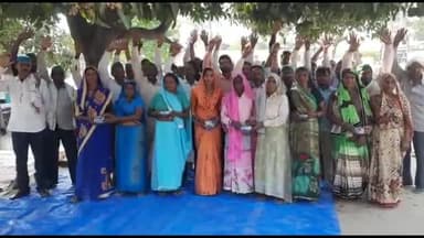 धनौरा: मंडी धनोरा ब्लॉक में चकबंदी विभाग के खिलाफ ग्रामीण व किसानों ने मोर्चा खोल किया प्रदर्शन, हाथ में लिया कटोरा