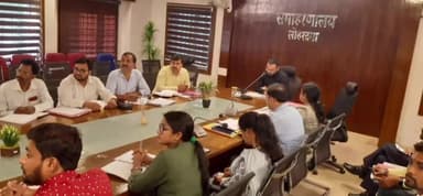 लोहरदगा: DC ने जिला मुख्यालय के सभाकक्ष में की शिक्षा विभाग की समीक्षा बैठक, अंशकालिक शिक्षकों की बहाली करने के दिए निर्देश