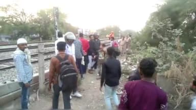 मथुरा: अमरनाथ के पास दिल्ली-मथुरा रेलवे ट्रैक पर ट्रेन की चपेट में आने से युवक की हुई दर्दनाक मौत, मृतक की नहीं हो सकी पहचान