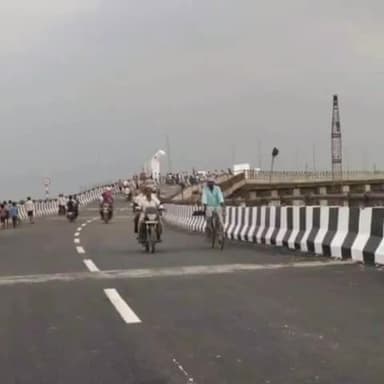 सोनपुर: सोनपुर जेपी सेतु पर से लुटेरे ने एक मोटरसाइकिल सवार युवक को हथियार के बल पर छीना  सोने की चैन