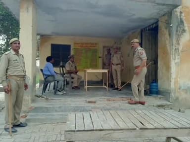 भदोही: विद्युत संविदा कर्मियों द्वारा हड़ताल की घोषणा के दृष्टिगत रमईपुर विद्युत सब  स्टेशन पर बुधवार को तैनात रही पुलिस