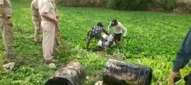 महसी: महसी क्षेत्र में आबकारी व पुलिस की संयुक्त टीम ने विभिन्न स्थानों पर की छापेमारी, लहन किया नष्ट व शराब बरामद