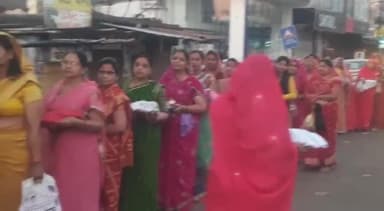 गुना नगर: शीतला अष्टमी पर माता शीतला की पूजन करने सूर्यमुखी हनुमान मंदिर पर लगी महिलाओं की कतारें, दिन भर चला बासोढा पूजन का दौर