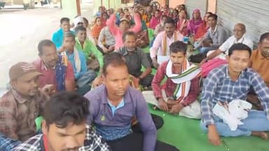 नरहरपुर: नरहरपुर के बस स्टैंड परिसर में रसोईया संघ अपनी 3 सूत्री मांगों को लेकर आज दूसरे दिन भी हड़ताल पर बैठे