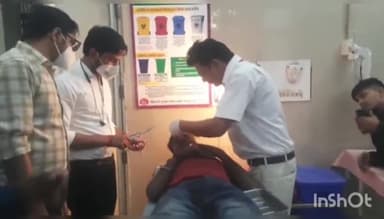 गुना नगर: NH-46 के म्याना ब्रिज पर खड़े ट्रक से टकराया तेज रफ्तार पिकअप वाहन, दो लोग हुए घायल