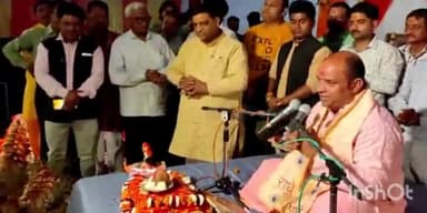 बरेली: तपेश्वर नाथ मंदिर में चल रही भागवत कथा में पहुंचे 125 कैंट विधायक संजीव अग्रवाल, लिया आशीर्वाद