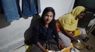 छिंदवाड़ा से इमली खेड़ा चौराहा के पास एक बहन ने हमे भोजन कराया उनका बहुत-बहुत धन्यवाद भोजन करके कुछ देर विश्राम कर हम निकल गए हैं हल्की हल्की बारिश हो रही है ठंडा मौसम होने के कारण हम रात में भी पैदल चल रहे हैं शिवनी से भोपाल पैदल यात्रा