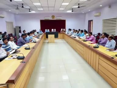 एटा: शासन की नवीन प्राथमिकताओं को लेकर कलेक्ट्रेट सभागार में DM की अध्यक्षता में बैठक हुई संपन्न