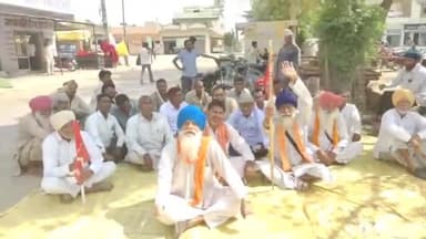 हनुमानगढ़: सरसों की सरकारी खरीद शुरू करने की मांग को लेकर किसानों ने जंक्शन स्थित कृषि उपज मंडी समिति के समक्ष दिया धरना