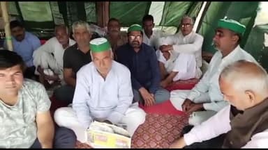 अमरोहा: गांव कूबी में मध्य गंगा नहर पर जमीन के चार गुना मुआवजे की मांग को लेकर किसानों का 17वें दिन भी धरना जारी