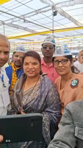 सिंगरोली मे आप का खाता खोलने वाली महिला रानी अग्रवाल जी के साथ।