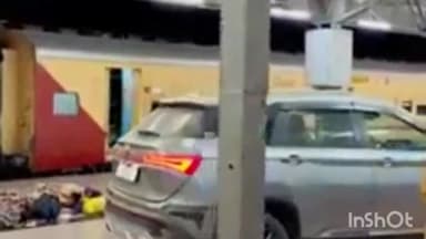 आगरा: आगरा कैंट रेलवे स्टेशन के प्लेटफार्म पर युवक ने कार से बनायी रील्स,वीडियो इंटरनेट पर वायरल,पुलिस कार्यवाही में जुटी।