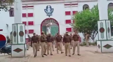 करछना: मुलाकात के दौरान घी के डिब्बे में मोबाइल लेकर जा रहे युवक को नैनी जेल में चेकिंग के दौरान बंदी रक्षकों ने पकड़ा