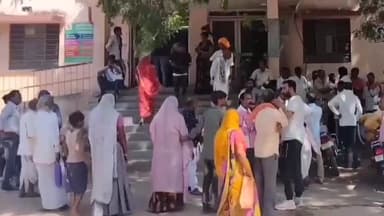 बूंदी: बूंदी जिले के नेशनल हाईवे 148d पर कार और बाइक की भिड़ंत में घायलों को अस्पताल में पहुंचाया