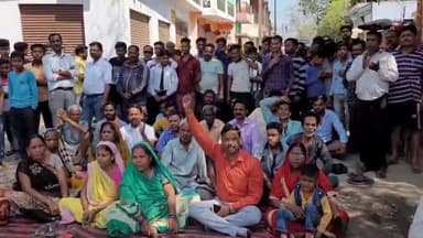 पीलीभीत: यशवंतरी देवी मंदिर को जाने वाले रास्ते के निर्माण की मांग को लेकर बीच मार्ग पर धरने पर बैठे लोग