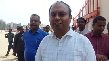 बेगूसराय: जिले के खराब सरकारी चापाकल बनेंगे दुरुस्त, गांधी स्टेडियम से डीएम ने चापाकल मरम्मती दल को हरी झंडी दिखाकर किया रवाना