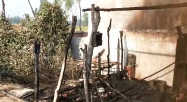 नवाबगंज: बघौरा पड़ाव में बीती देर रात अचानक अज्ञात कारणों के चलते घर में लगी आग, सारी गृहस्थी जलकर हुई खाक