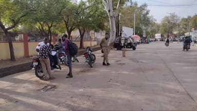 बूंदी: शहर स्थित हायर सेकेंडरी स्कूल के बाहर यातायात नियमों का उल्लंघन करने वाले 12 वाहन चालकों के काटे गए चालान