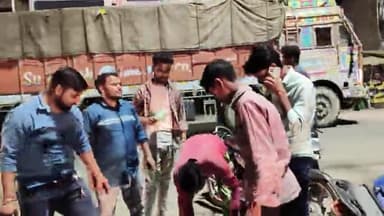 बीसलपुर में कोयला नही हटा तो 17 मार्च 2023 से अनिश्चितकाल धरना प्रदर्शन किया जाएगा उसी के संबंध में पोस्टर चिपकाते हुए..