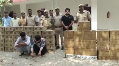 बड़गांव: टीडी थाना पुलिस द्वारा एक कार से करीब ₹5 लाख की अवैध अंग्रेजी शराब के 57 कार्टून जब्त, चालक और खलासी गिरफ्तार