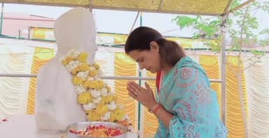 बाड़मेर: भाजपा नेत्री एवं पूर्व UIT चेयरमैन डॉ प्रियंका चौधरी ने स्वर्गीय राम राम चौधरी की पुण्यतिथि पर श्रद्धा सुमन अर्पित किए