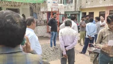 मंदसौर: बालागंज में सीएम हेल्पलाइन की शिकायत पर नगर पालिका अमला पहुंचा टंकी का नल काटने, क्षेत्रवासियों ने किया विरोध
