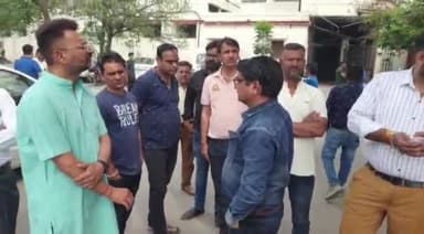 बड़गांव: साइफन चौराहे पर पूजा करने जा रही महिला को रोडवेज बस ने कुचला, मुआवजे को लेकर समाज जनों ने मोर्चरी के बाहर किया प्रदर्शन