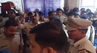 दमोह: जिला अस्पताल में डॉक्टरों व स्टाफ से मरीज के परिजनों द्वारा अभद्रता के विरोध में अस्पताल स्टाफ ने किया प्रदर्शन