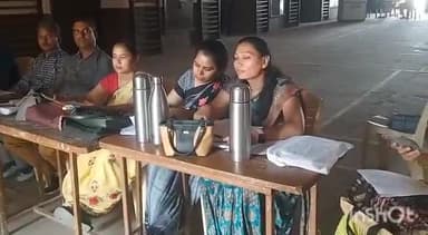 हाथरस: बागला इंटर कॉलेज पर बने बूथ पर बीएलओ ने छूटे हुए मतदाताओं के बढ़ाए वोट