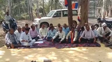 नवाबगंज: अपना दल कमेरावादी के कार्यकर्ताओं ने जिला मुख्यालय पर किया प्रदर्शन, राज्यपाल के नाम दिया 5 सूत्रीय मांग पत्र