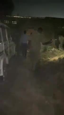 गाज़ियाबाद: टीला शहबाजपुर स्थित खाली प्लॉट से आबकारी विभाग की टीम ने 485 पव्वे देसी शराब के किए बरामद, एक आरोपी मौके से हुआ फरार