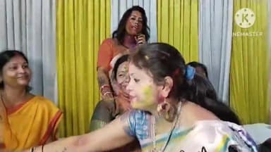 शाहगंज: पुराने चौक स्थित गोपेश्वर मंदिर में महिलाओं ने बरसाने की तर्ज पर राधा कृष्ण के साथ जमकर खेली होली