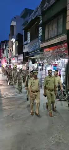 अमरोहा: नगर कोतवाली पुलिस ने भारी पुलिस बल के साथ सर्राफा बाजार में निकाला फ्लैग मार्च